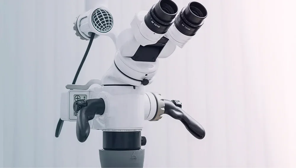 Microscopio dental de grado quirúrgico con iluminación LED usado en CPH Salud
