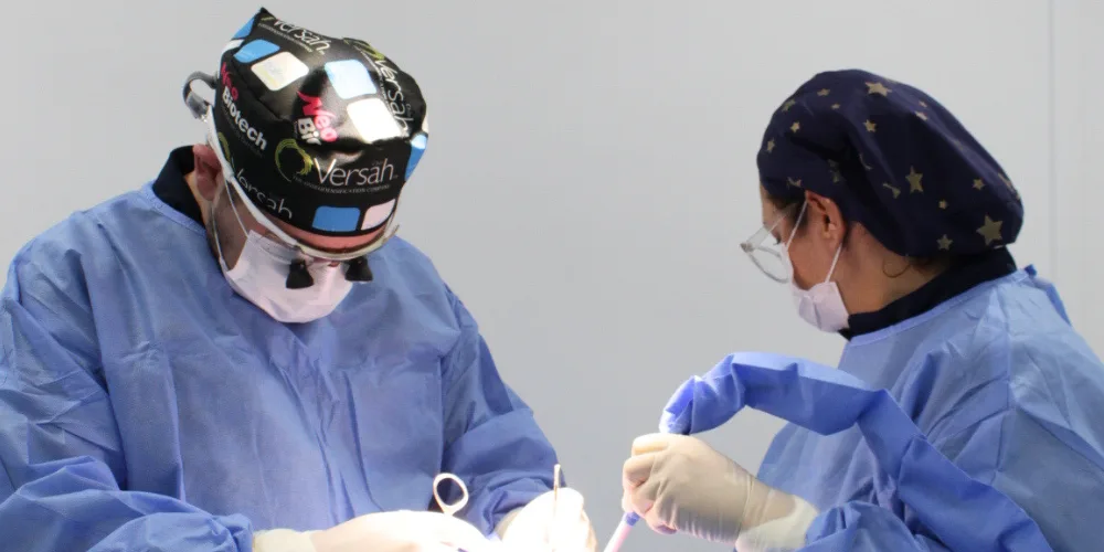 Equipo quirúrgico de CPH Salud operando en pabellón con lupas y mascarilla